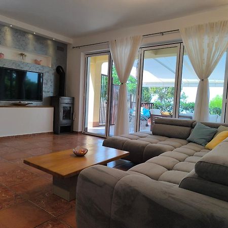 Apartman Emili Malinska Esterno foto