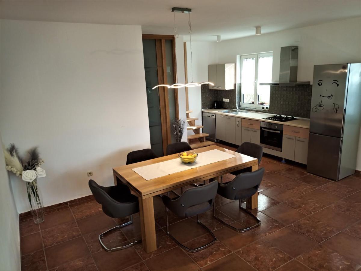 Apartman Emili Malinska Esterno foto